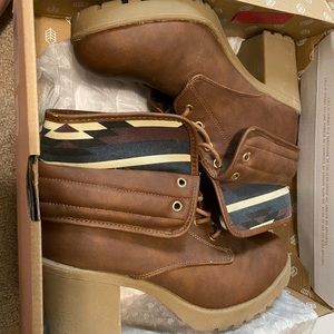 CLEAR OUT SALE ✨Call it Spring Buseto Boot size 9